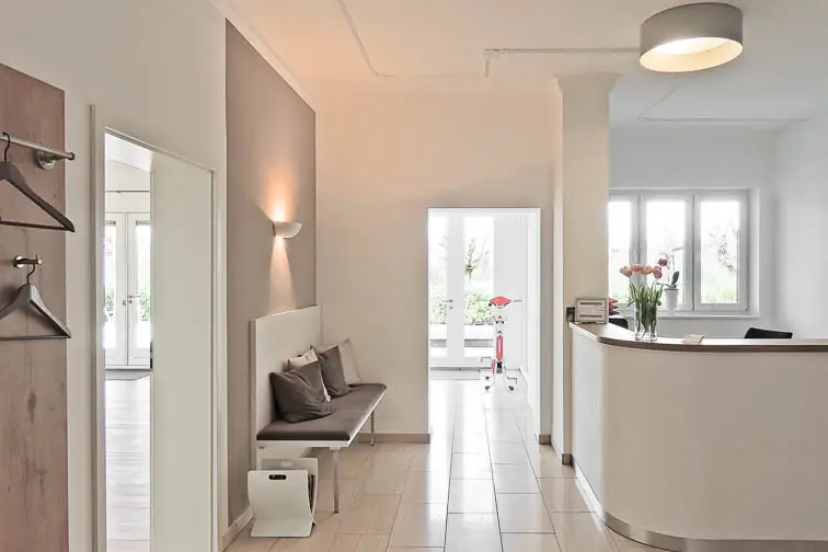 Der Empfang bildet das r&auml;umliche Gelenk der Praxis