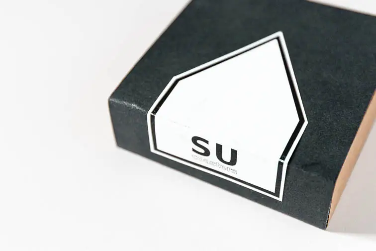 Die Geb&auml;udekontur des Projekts ziert die Verpackung aus Wellpappe und Tonpapier