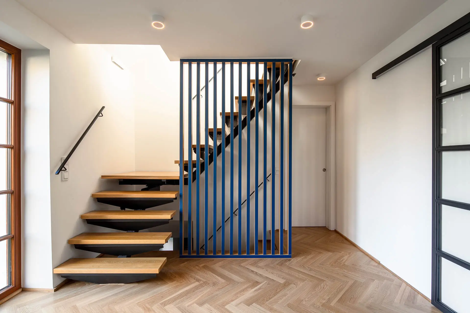Innentreppe mit Stahlholm und Harfengel&auml;nder aus Holz
