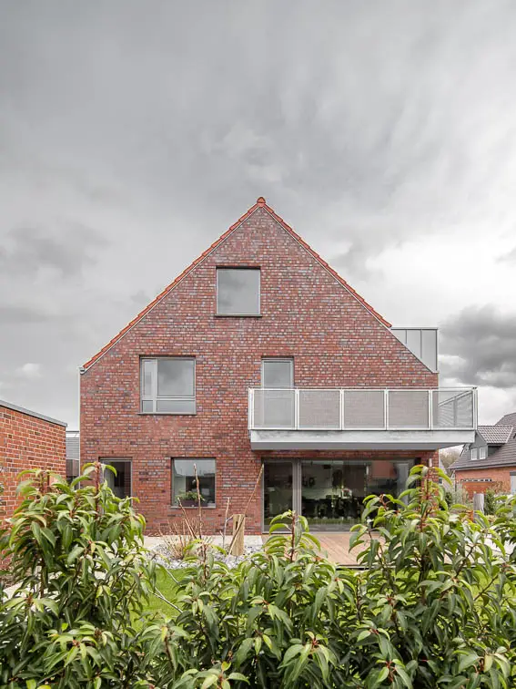 Die Fenster&ouml;ffnungen umspielen die Symmetrieachsen des quadratischen Bauk&ouml;rpers