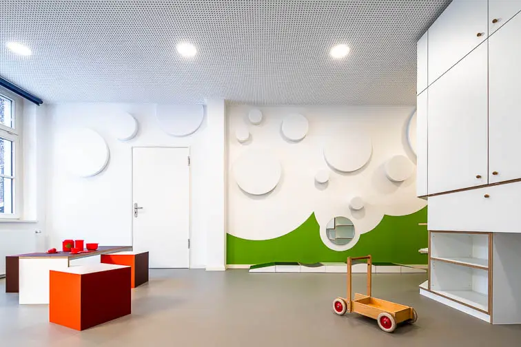 Viel Platz zum Spielen findet sich im Gruppenraum zwischen farbigen Akzenten