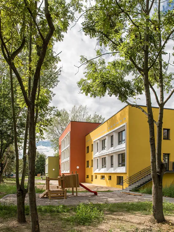 Farbenfroh pr&auml;sentiert sich die sanierte Kita in der Leonhard-Frank-Stra&szlig;e in Leipzig