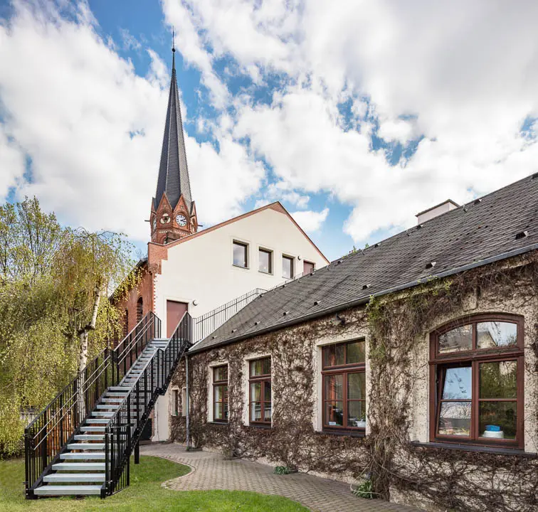 Eine neue Au&szlig;entreppe am Westgiebel dient als zweiter baulicher Rettungsweg
