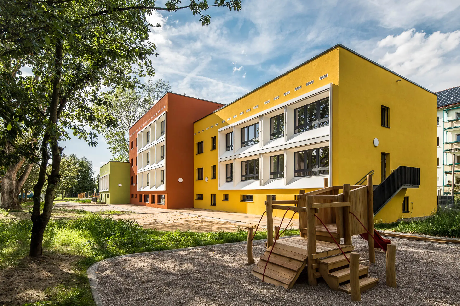 Farbenfroh pr&auml;sentiert sich die sanierte Kita in der Leonhard-Frank-Stra&szlig;e in Leipzig