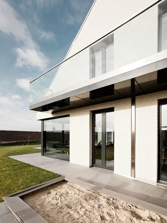 Au&szlig;enperspektive Giebelseite. Die Verglasung des Balkons besteht aus einer &uuml;bergro&szlig;en Glasscheibe