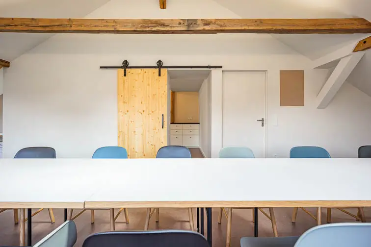 Hinter der Schiebet&uuml;r, die an ein Scheunentor erinnert, befindet sich die Teek&uuml;cke