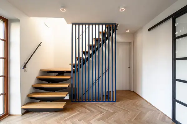 Innentreppe mit Stahlholm und Harfengel&auml;nder aus Holz