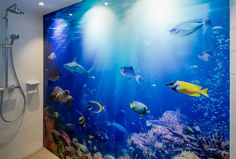 ie Bauherrin hat sich ein Meeresmotiv in der Dusche gew&uuml;nscht