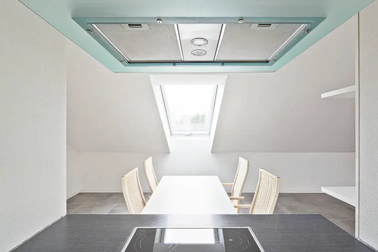 Das der Kochinsel gegen&uuml;berliegende Dachfl&auml;chenfenster belichtet den Arbeitsplatz.</figcaption></figure>