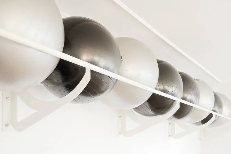 Die Therapieb&auml;lle finden unter der Decke Platz