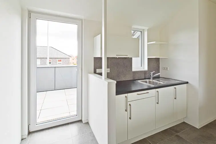 Unter den Dachschr&auml;gen befindet sich ohnehin wenig nutzbarer Raum. Daher erzeugt die Dachterrasse zus&auml;tzliche Fl&auml;che und eine weitere Au&szlig;enwand mit Fenstern