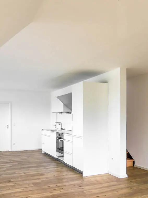 Sie verl&auml;uft hinter der K&uuml;chenwand