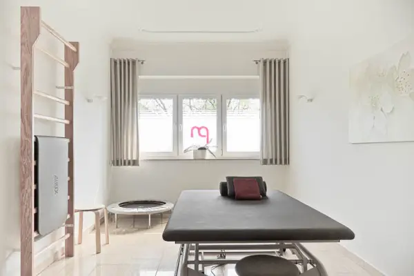 Einer von vier lichtdurchfluteten Behandlungsr&auml;umen