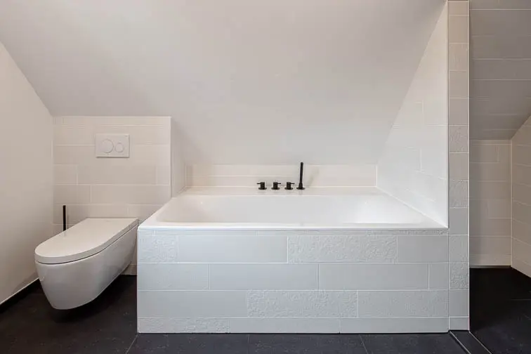 Klare Formen und verwandte Farben markieren einzelne Spielbereiche