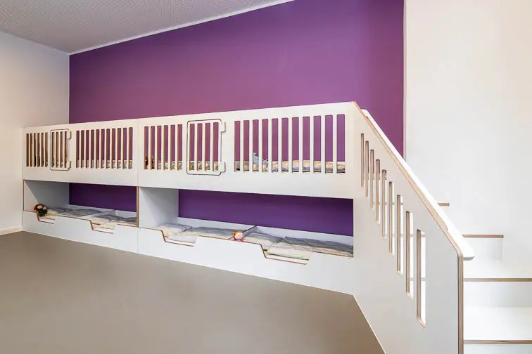 Die Kinder nehmen selbst&auml;ndig die Treppe zur Schlafempore