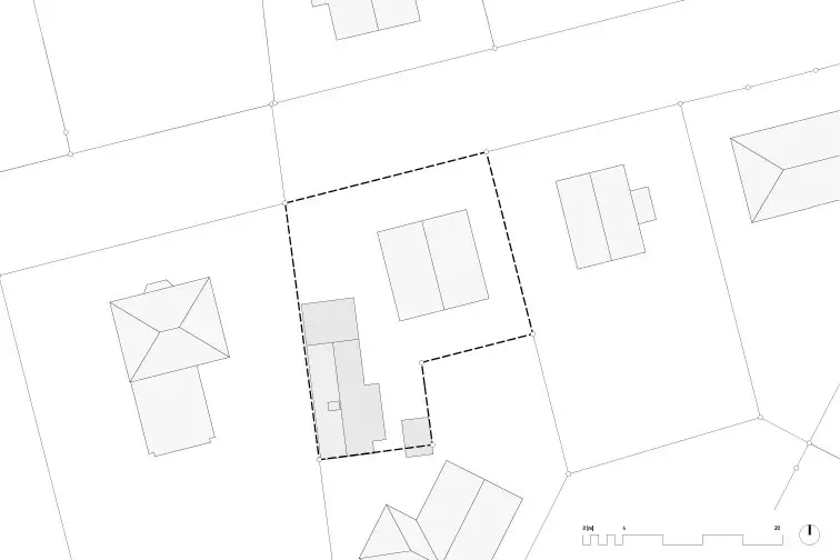 Im Lageplan zeigt sich, dass das Haus heute nicht mehr genehmigungsf&auml;hig w&auml;re. Daher spielte der Erhalt des Bestandsschutz eine zentrale Rolle des Konzepts