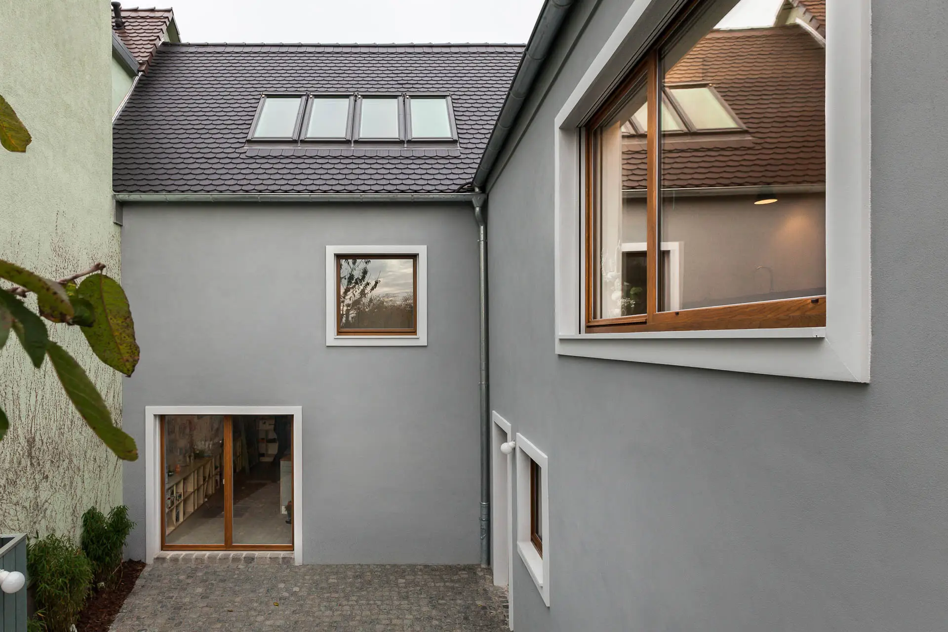 Vorspringende und farblich abgsetze Faschen rahmen die hofseitigen Fenster