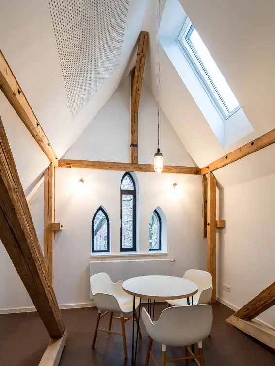 Die Giebelseite nimmt den gro&szlig;en Besprechungsraum auf