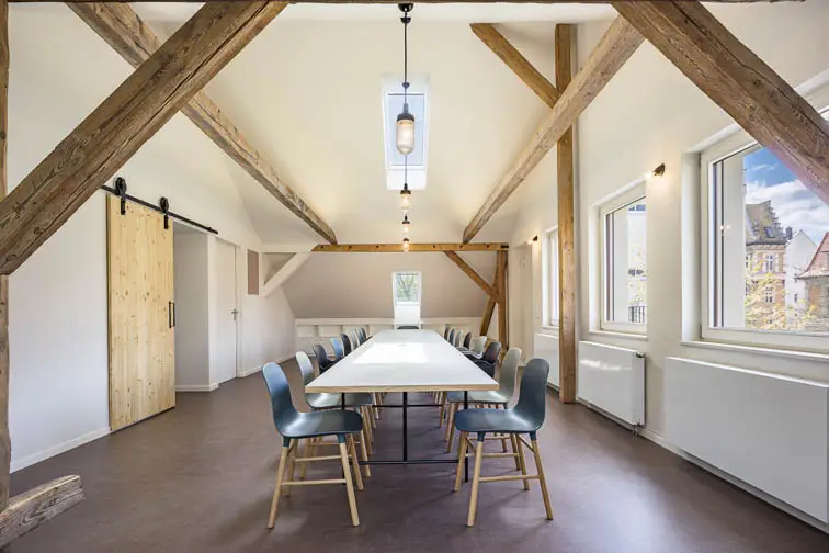 Die Giebelseite nimmt den gro&szlig;en Besprechungsraum auf