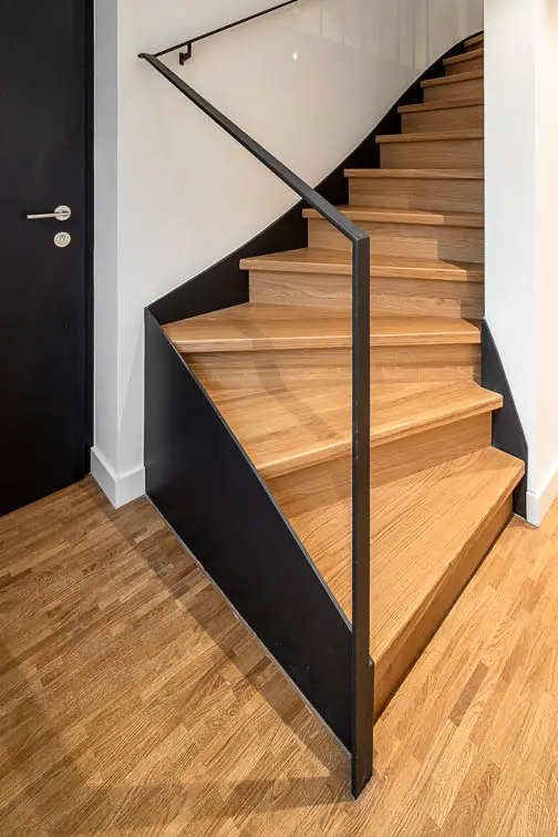 Bereit zum Antritt: Stahl als tragender Baustoff setzt sich im Inneren fort