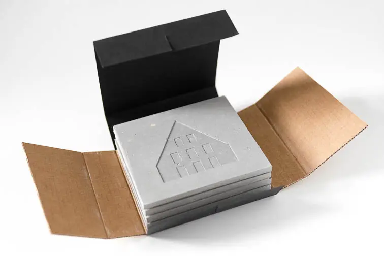 Die Untersetzer bestehen aus faserbewehrtem Feinbeton