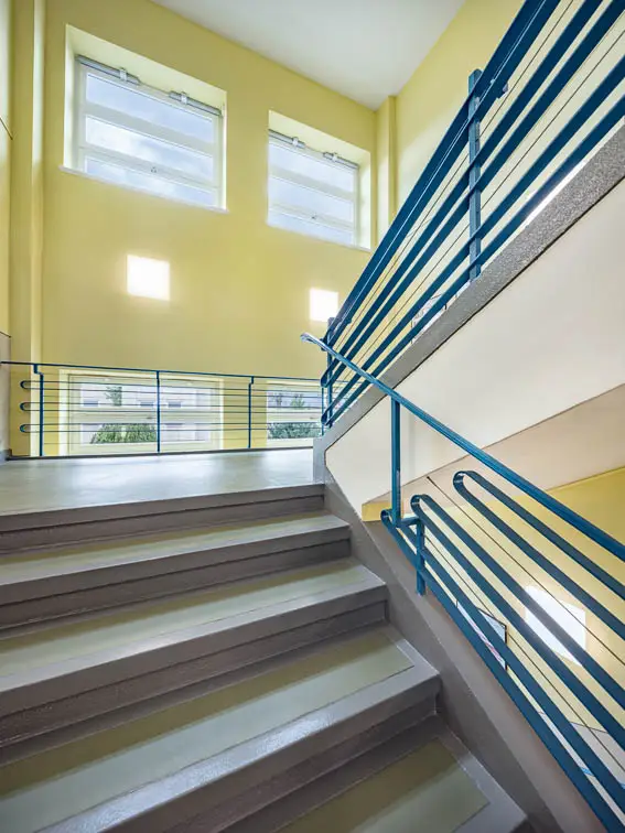 Auch im Treppenraum findet sich die historische Farbgebung