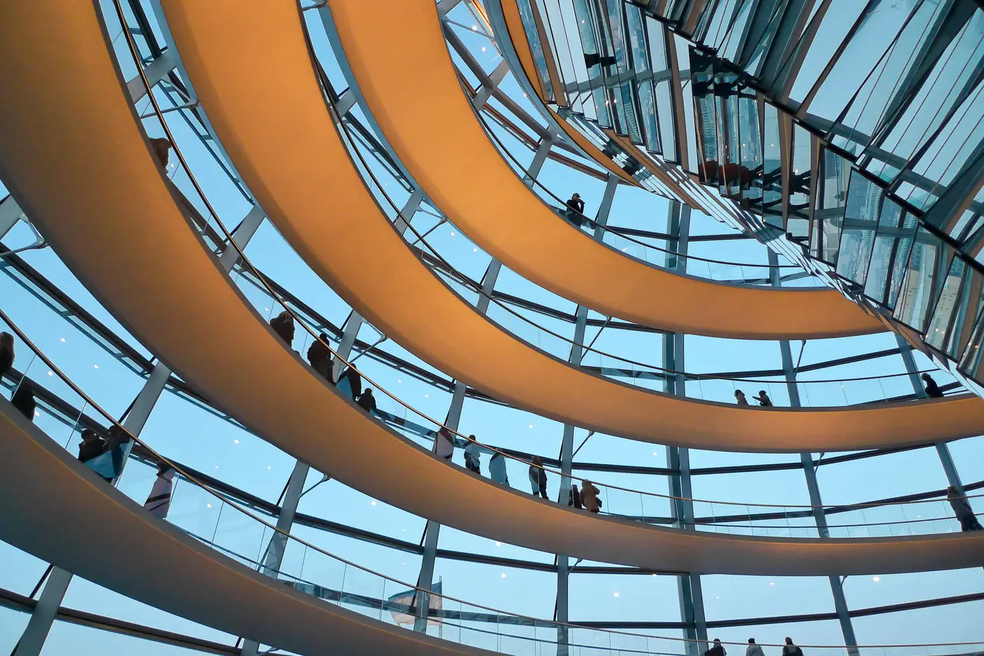 Blick in die Kuppel des Reichstagsgeb&auml;udes in Berlin