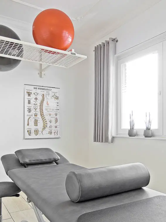 Der gro&szlig;e Behandlungsraum 1 erm&ouml;glicht entspanntes Arbeiten