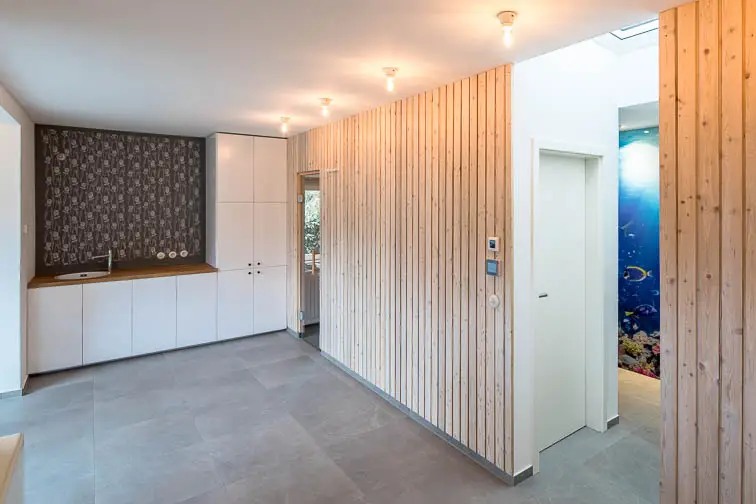 von der Sauna inspiriert, schafft Holz im Ruheraum Behaglichkeit